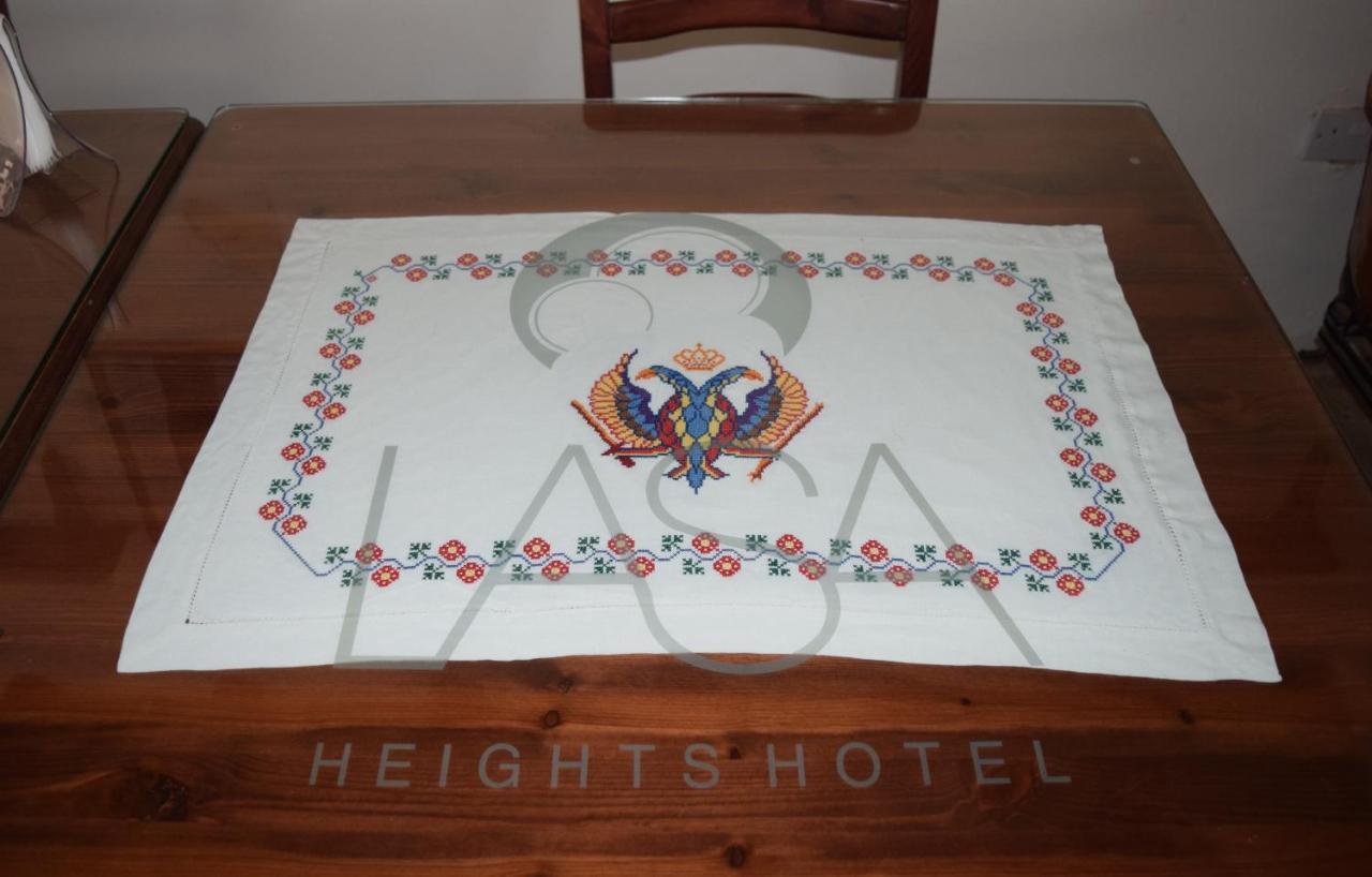 Lasa Heights Hotel Buitenkant foto